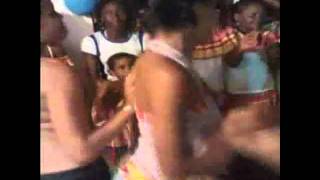 preview picture of video 'Grupo de Samba de Raízes de Gameleira ( Parte 4 ).wmv'