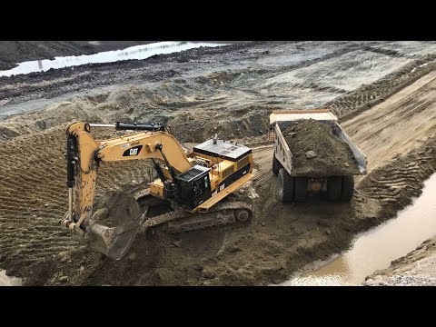 Caterpillar 390D Excavator Loading Caterpillar Dumpers