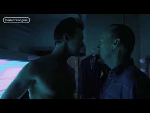 Caparrós entrando en el vestuario del Sevilla