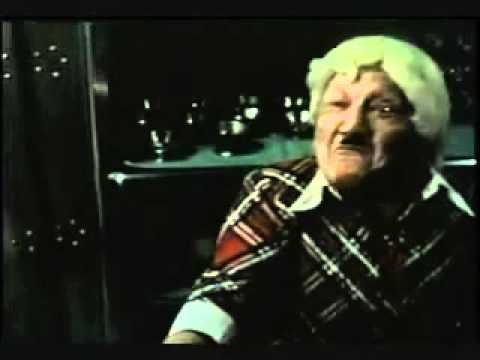 Carrie Fisher loses dress