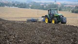preview picture of video 'John Deere 8210 pflügt mit SOUND!!'