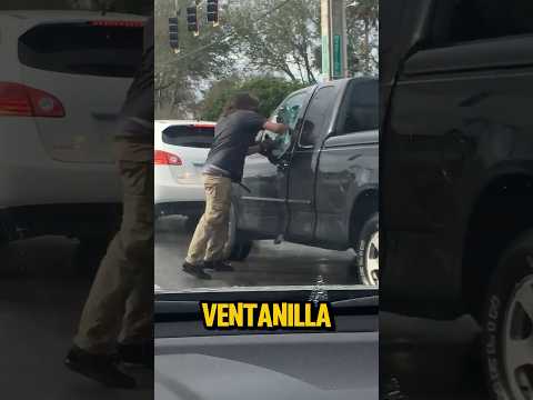 Estos dos conductores agresivos se pusieron a pelear en la carretera