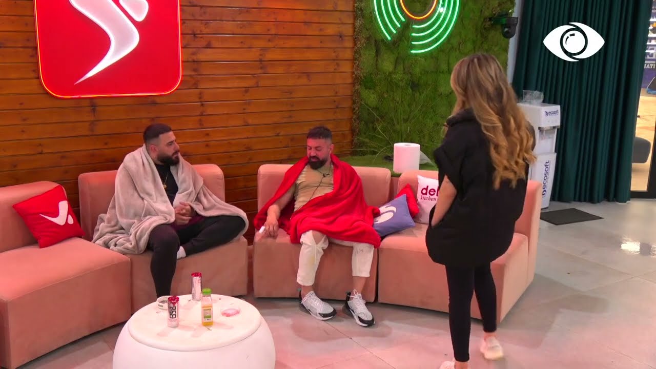 Banorët bisedojnë në verandë