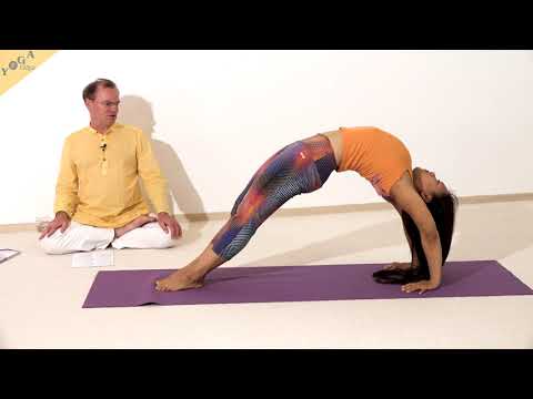 Rad mit gestreckten Armen und Beinen bei geschlossenen Füßen - Yoga-Stellung - Yoga Asana Lexikon