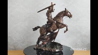 Středověký rytíř na koni s mečem – dynamická bronzovaná soška Veronese WU73737A4
