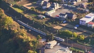 preview picture of video '山から見た115系電車 (秋の中央線,山梨県) Lookout point EMU train (Autumn in Japan)'