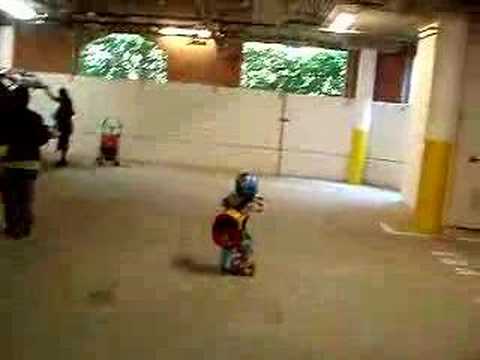 BABY CHRIS CAMACHO EN PATINETA