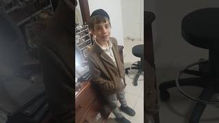 ילד בן 8 שר בעל פה יגדל אלהים מיכאל (הרב אברהם מלמד) - התמונה מוצגת ישירות מתוך אתר האינטרנט יוטיוב. זכויות היוצרים בתמונה שייכות ליוצרה. קישור קרדיט למקור התוכן נמצא בתוך דף הסרטון