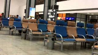 preview picture of video 'Lotnisko w Ahmedabadzie - nadzieja na lepsze jutro.'