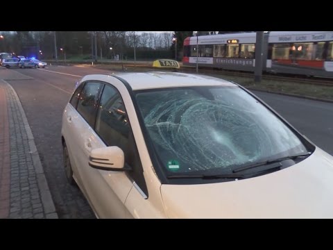 Fußgänger läuft vor Taxi
