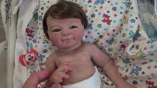 Vamos trocar essa bebê para ela ir pra casa da mamãe. Bebê de silicone