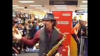 BONEY JAMES PLAYS JOHN KLEMMER "TOUCH" LIVE [iPHONE VIDEO]