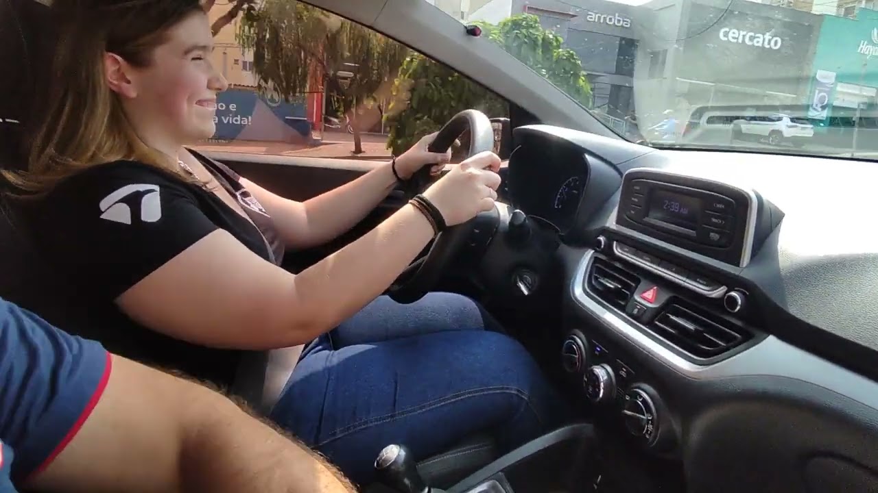 PRIMEIRA VEZ SAINDO DIRIGINDO DA AUTO ESCOLA, TRÂNSITO, MARCHAS EM DIREÇÃO A BALIZA!!! (GIOVANA)