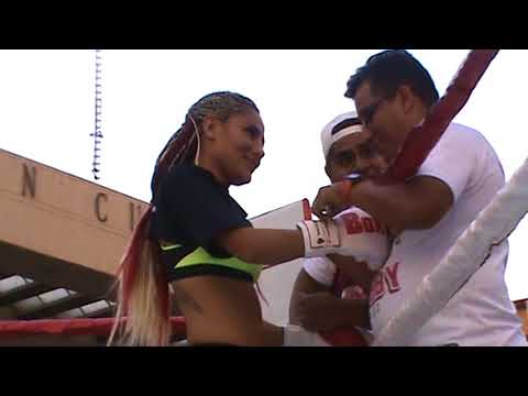 Mariana Juárez campeona gallo WBC y Gabriela Bouvier se presentaron a la afición