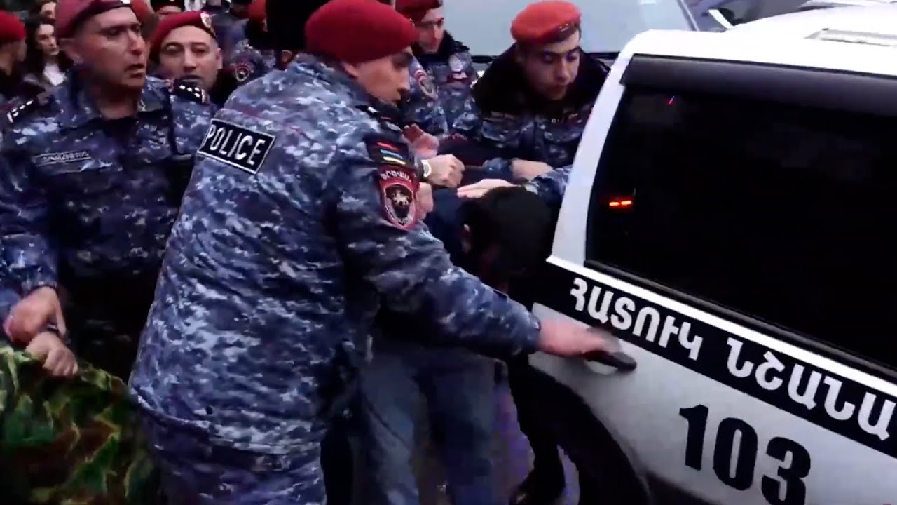Ոստիկանները բռնի ուժով բերման ենթարկեցին «Զանգ»-ի ակտիվիստներին