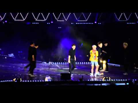 150321 Amber ft.SNSD Taeyeon - SHAKE THAT BRASS @ SMTown in Taiwan