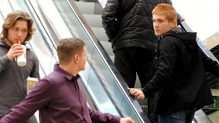 Пранк: Парень гладит руки других парней на эскалаторе - Видео онлайн