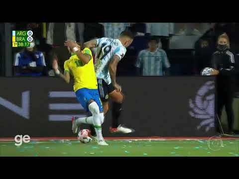 Cotovelada criminosa de Otamendi em cima de Rafinha - Argentina 0 x 0 Brasil