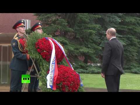Путин промок под дождем на церемонии возложения цветов к могиле Неизвестного сол