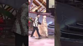 Download lagu Sweet nya ppabi pegangin gaun nya bunles di atas panggung DA#rizkybillar#lestikejor#leslar#feedshort mp3