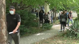 Метеж, нетрпеливост и кавги пред вакциналните пунктови во Скопје
