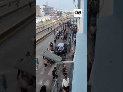 Migrantes escalam telhados na fronteira para a Espanha
