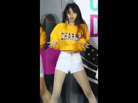 180324 Coma cover Momoland (Santa as Yeonwoo) - BBoom BBoom (뿜뿜) @ Centralplaza Chaengwattana