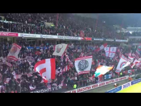 (Mega)vlaggen tijdens de opkomst PSV-SC Cambuur Leeuwarden : 1/5/2016