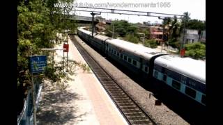preview picture of video 'WAP4 22606 YPR LKO Weekly skips Jamia osmania Railway Station.'