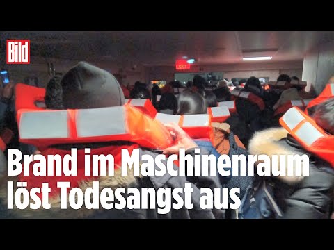 New York: Voll besetzte Fähre fängt Feuer