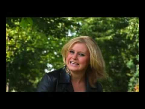 Glanc - Sám v sadu růží