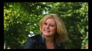 Video Sám v sadu růží