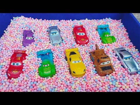 Disney Pixar Cars Lightning McQueen, Mater, Chick Hicks, Sheriff| Muddy toys fall into the balls