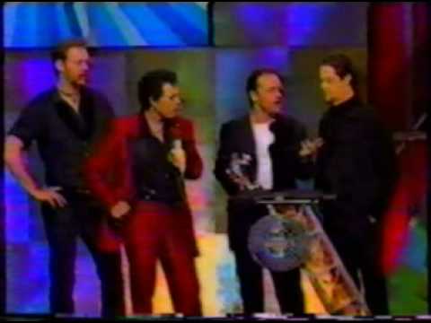 Metallica wins video award, 2-Pac and Snoop Dogg present award