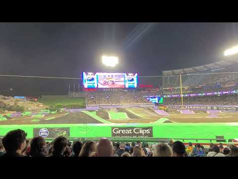 Monster Jam Superstar Challenge 2023 - Earth Shaker Neon vs El Toro Loco Nitro - Racing