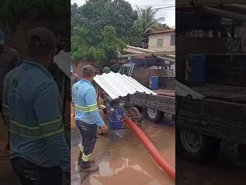 Espinosa MG: Defesa Civil e Copasa drenam Rua Agostinho Tolentino após as cheias do Rio São Domingos