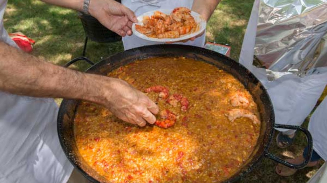 Paella de mariscos para 20 personas