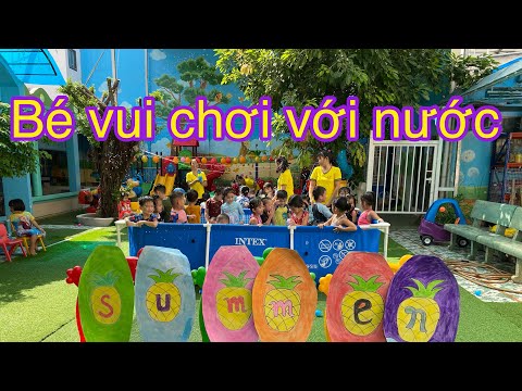 Bé vui chơi với nước