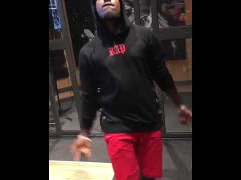 Ykee benda dancing to onabaayo