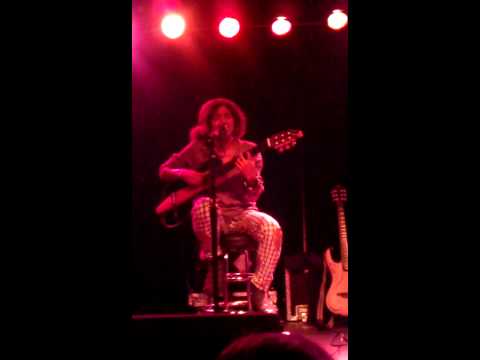 Nneka performs Shining Star(10-19-12)