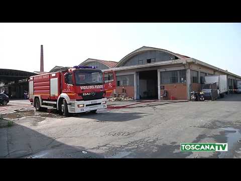 2017-08-09 PRATO - INCENDIO IN UN CAPANNONE, PAURA A SAN GIORGIO