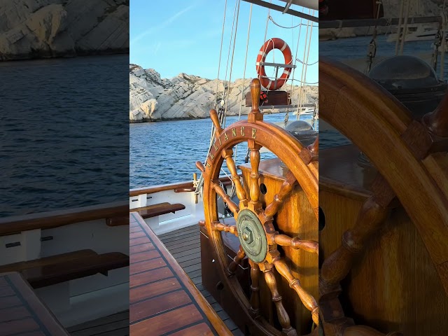 Discovery of the Calanques aboard an exceptional sailboat - Bonjour Fun