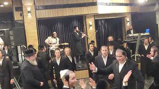הרשי סגל מבצע הורה בליווי קלרינט וגיטרה ולאחר מכן אברימי לונגר מצטרף לשירה סוחפת
