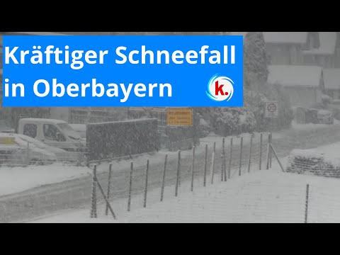 Nach Eisregen wieder kräftiger Schneefall in Oberbayern am 16.12.2022