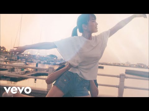 「care」 ミュージックビデオ のサムネイル