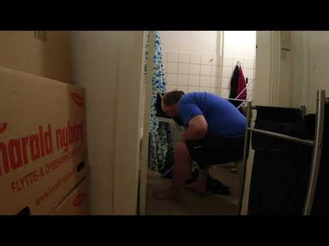 MongoTV_4748 - Del 1 - VRIDER VÅDT VASKETØJ FRA BADEKAR OG HÆNGER TIL TØRRE PÅ TØRRESTATIV