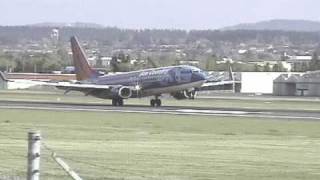 preview picture of video 'Sun Country 737-800 Landing at Portland Airport'
