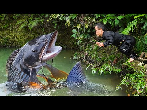 Dwarf Family Catches Giant Fish and Grills It Over Charcoal | Dwarf Family Cooking Survival