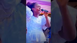 Download lagu Osinachi Nwachukwu's Twin sister sing just like her at her burial mp3