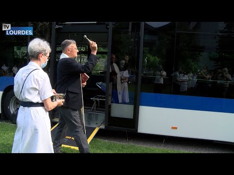 Bénédiction des 2 nouveaux bus offerts par des bienfaiteurs à l’Hospitalité Notre-Dame de Lourdes